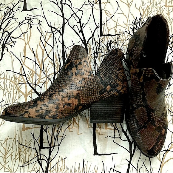 NEW SO Barb Snake-Pattern Ankle Booties Size 9 - Picture 2 of 8